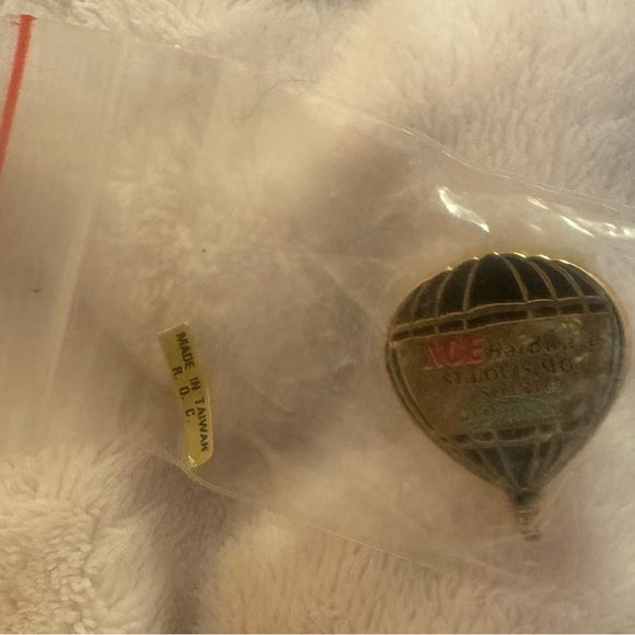 Rare Ace Hardware, St. Louis, Missouri lapel pin 2000 still sealed in plastic 1” - Picture 4 of 4